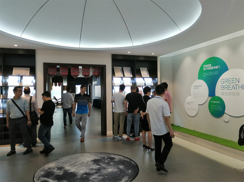 行業(yè)企業(yè)家參觀海創(chuàng).jpg 海創(chuàng)集成墻面.jpg